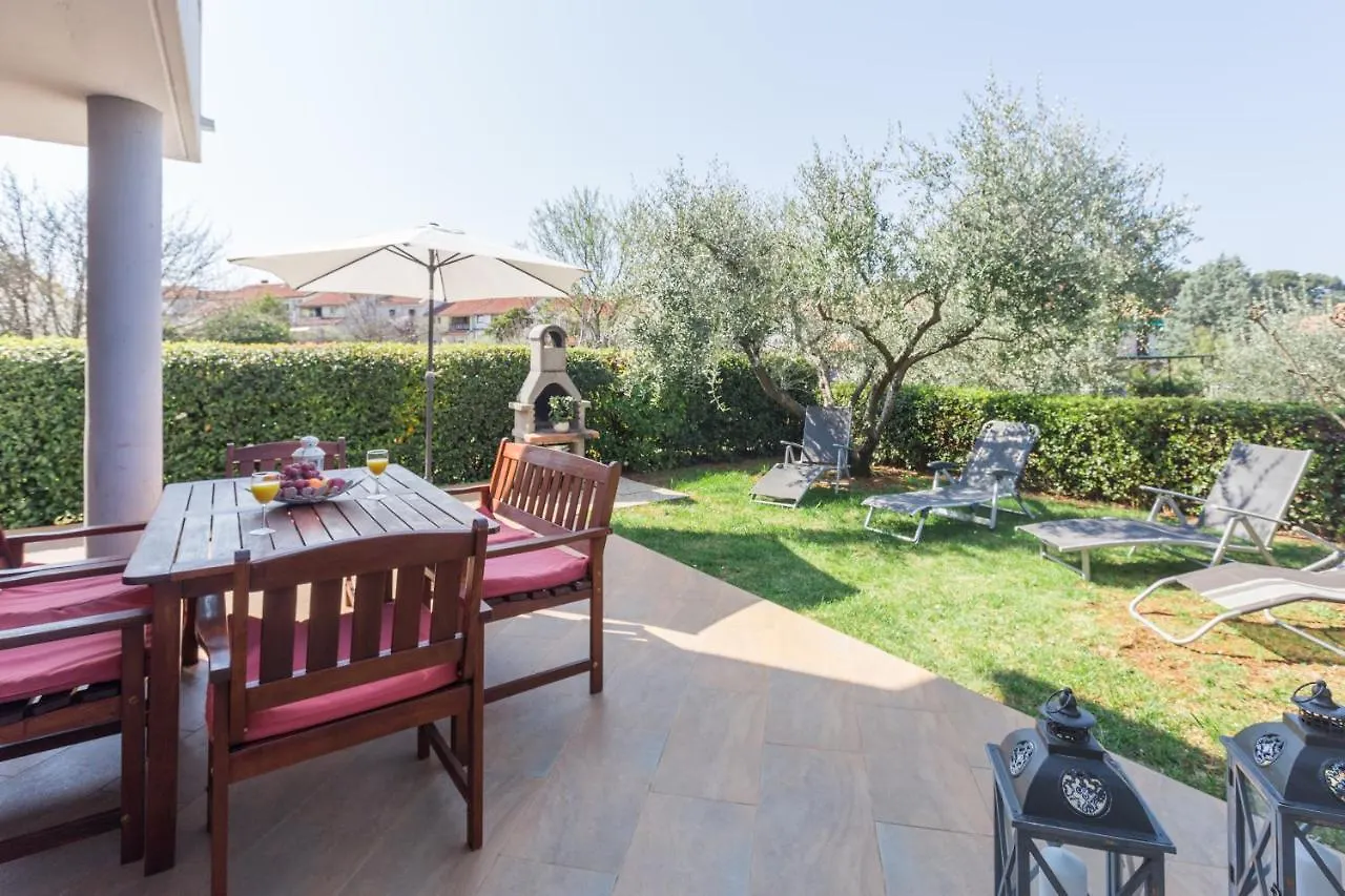 Holiday House Oliva Porec 0*,