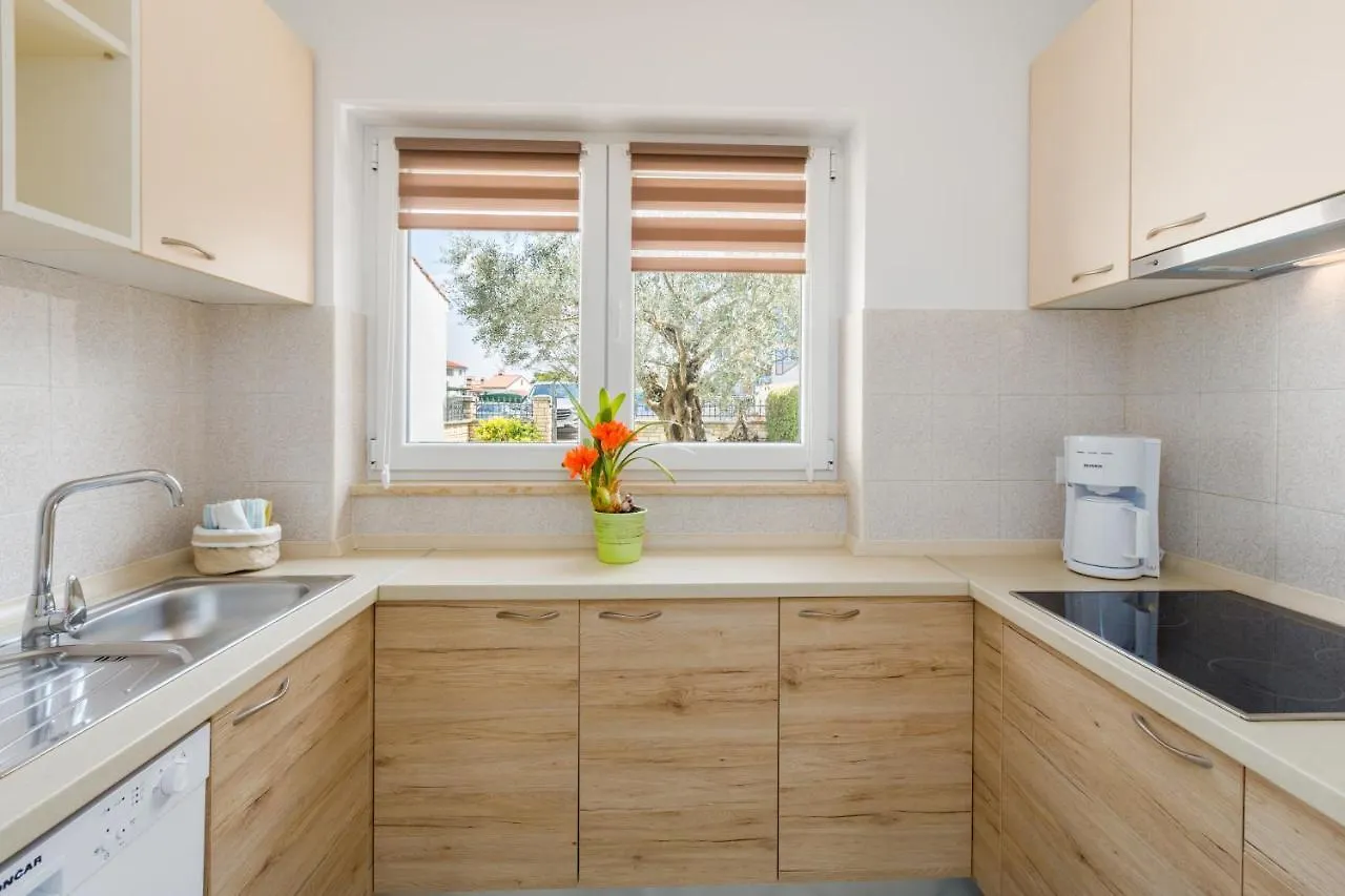 Holiday House Oliva Porec 0*,